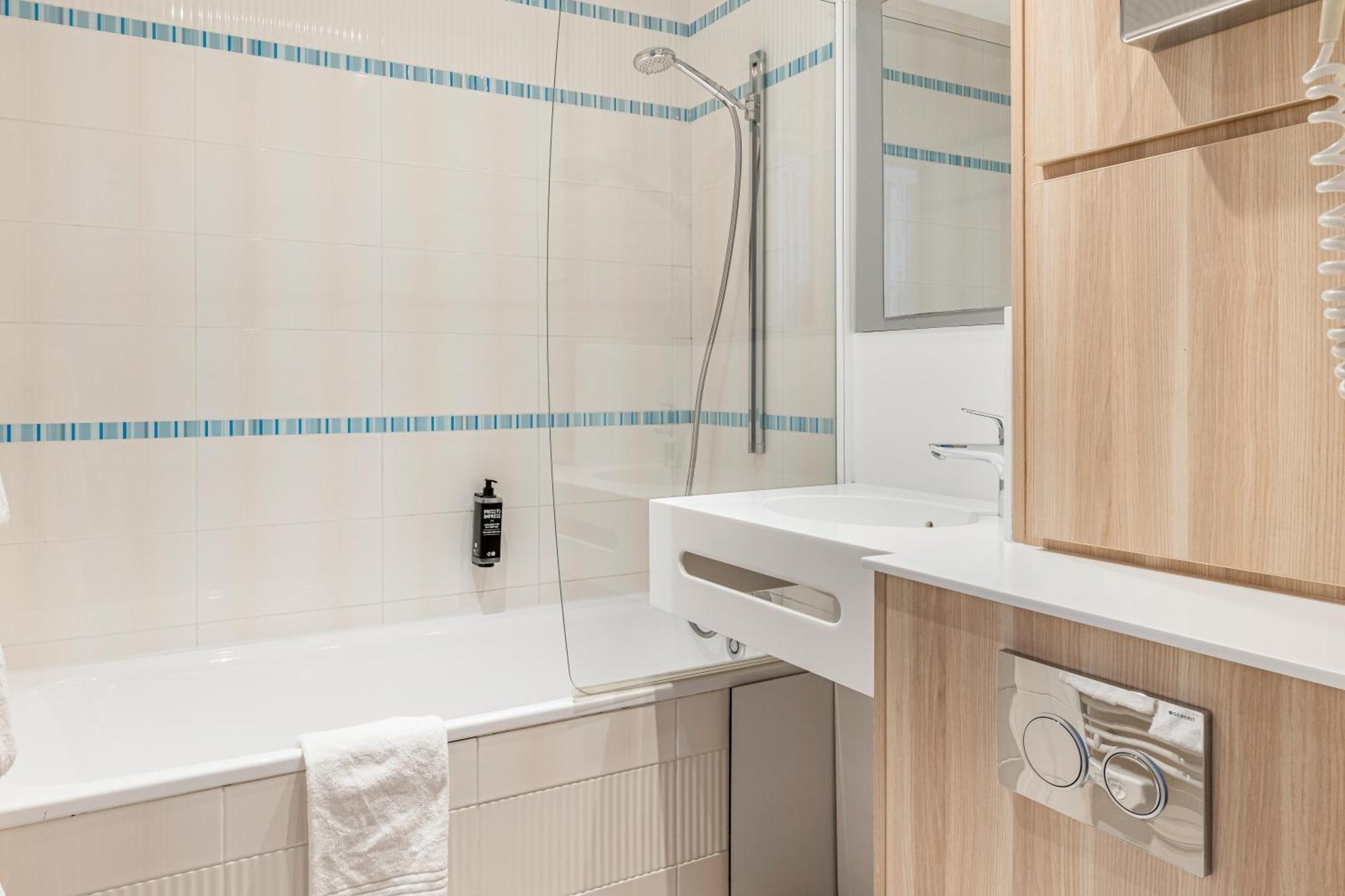 Отель Ibis Styles Annecy Centre Gare Экстерьер фото